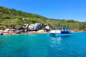 Passeio a Costa da Lagoa Catamarã e piscinas naturais